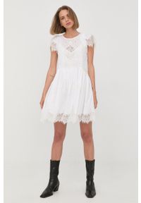 TwinSet - Twinset sukienka bawełniana kolor biały mini rozkloszowana. Kolor: biały. Materiał: bawełna. Długość rękawa: krótki rękaw. Wzór: aplikacja, haft. Typ sukienki: rozkloszowane. Długość: mini