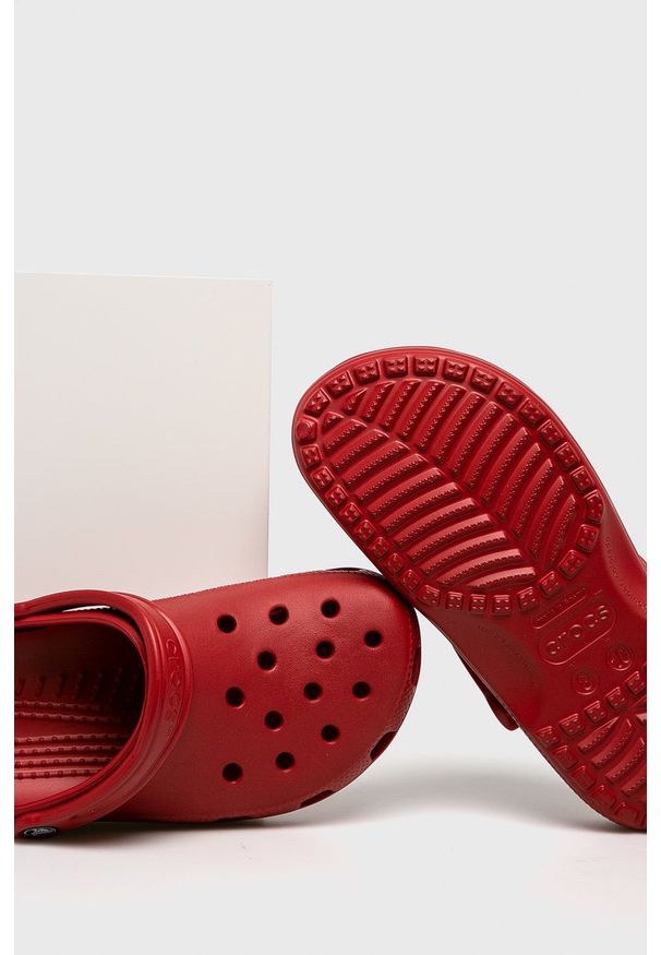 Crocs - Klapki. Kolor: czerwony. Materiał: materiał. Wzór: gładki