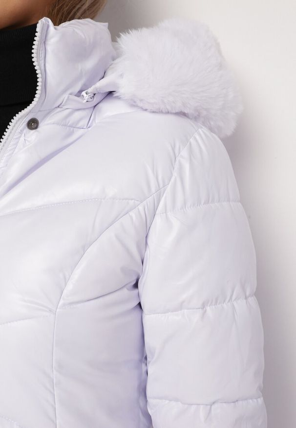 Born2be - Biała Pikowana Kurtka przed Kolano z Kapturem i Futerkiem Salasa. Typ kołnierza: kaptur. Kolor: biały. Materiał: futro. Długość: długie. Styl: elegancki