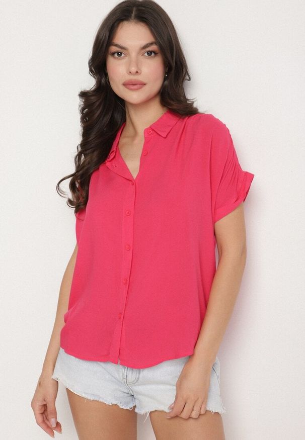 Born2be - Różowa Wiskozowa Koszula z Podwiniętym Rękawami Tilamena. Okazja: na co dzień, na spotkanie biznesowe, do pracy. Typ kołnierza: kołnierzyk klasyczny. Kolor: różowy. Materiał: wiskoza. Długość: krótkie. Styl: biznesowy, casual, elegancki, klasyczny