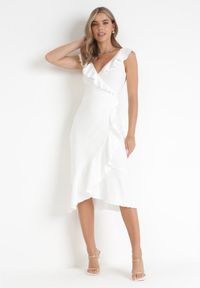 Born2be - Biała Sukienka Harmothee. Okazja: na imprezę. Kolor: biały. Materiał: wiskoza, tkanina. Długość rękawa: bez rękawów. Wzór: aplikacja, jednolity, gładki. Typ sukienki: kopertowe. Styl: wizytowy. Długość: mini #1