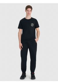 4f - 4F T-shirt regular z nadrukiem męski - czarny L. Okazja: na co dzień. Kolor: czarny. Materiał: bawełna, jersey, dzianina. Długość rękawa: krótki rękaw. Długość: krótkie. Wzór: nadruk. Styl: casual, sportowy, klasyczny #2