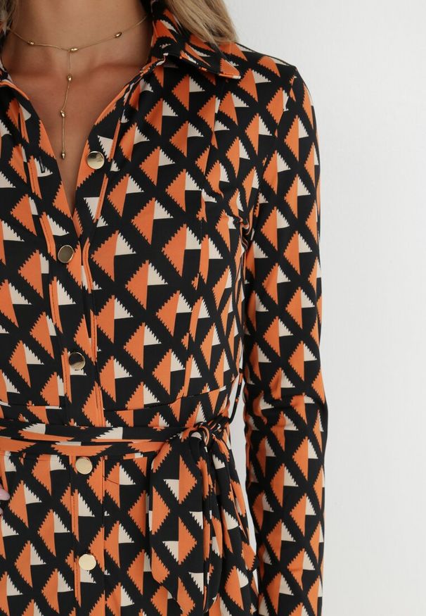 Born2be - Pomarańczowo-Czarna Sukienka Koszulowa Rozkloszowana Senecio. Okazja: na spotkanie biznesowe, na co dzień, na randkę, do pracy. Kolor: pomarańczowy. Materiał: dzianina, materiał. Wzór: geometria. Typ sukienki: koszulowe. Styl: biznesowy, casual, elegancki. Długość: midi