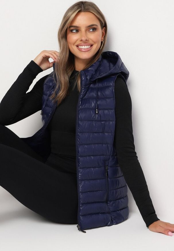 Born2be - Granatowa Klasyczna Pikowana Kamizelka na Suwak z Kapturem Mivora. Okazja: na co dzień, do pracy. Typ kołnierza: kaptur. Kolor: niebieski. Materiał: jeans. Styl: klasyczny