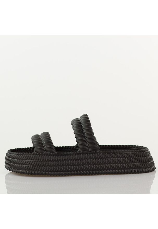 Czarne lekkie piankowe klapki damskie DiA 51-001. Okazja: na co dzień, do domu. Kolor: czarny. Materiał: dresówka, materiał, tworzywo sztuczne. Sezon: wiosna, lato. Styl: klasyczny, casual, sportowy