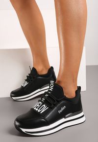 Renee - Czarne Wsuwane Sznurowane Sneakersy na Platformie Aplemia. Nosek buta: okrągły. Zapięcie: bez zapięcia. Kolor: czarny. Materiał: materiał. Obcas: na platformie. Wysokość obcasa: niski #1