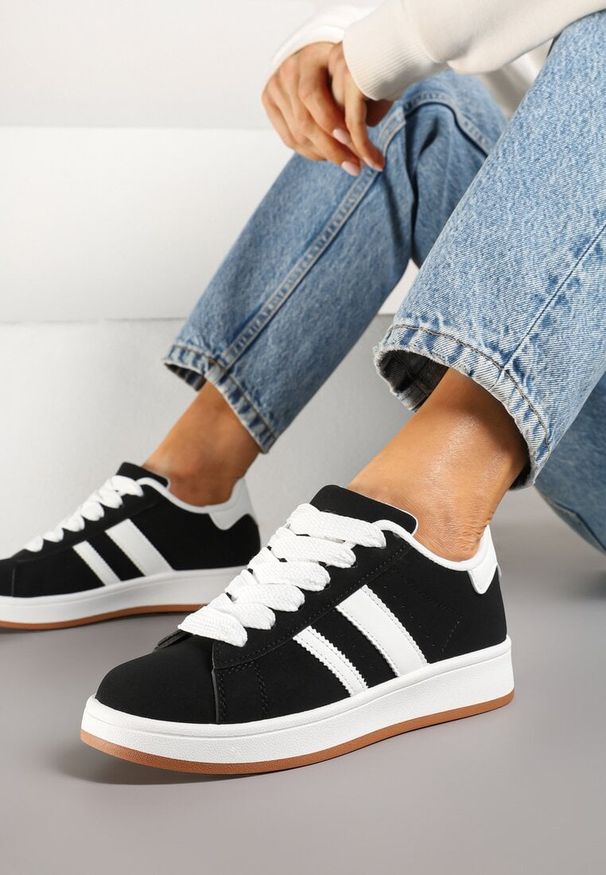 Born2be - Czarno-Białe Sneakersy z Ozdobnymi Naszywkami z Boku Galdexis. Okazja: na co dzień, na spacer. Kolor: czarny. Wzór: aplikacja. Sport: turystyka piesza