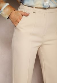 Renee - Beżowe Spodnie Garniturowe z Wysokim Stanem i Gumką w Pasie Casemea. Okazja: na co dzień. Stan: podwyższony. Kolor: beżowy. Styl: elegancki, casual #5