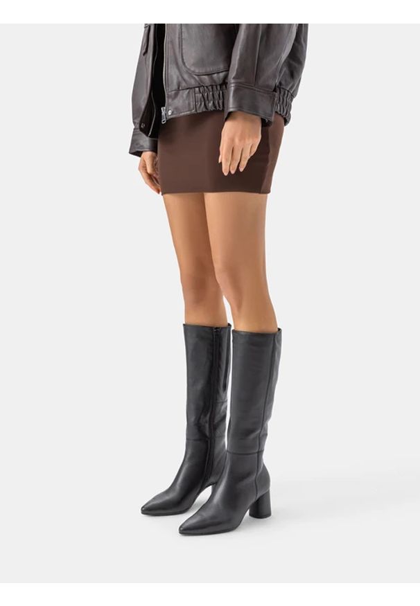 Ryłko - Czarne kozaki na słupku. Zapięcie: zamek. Kolor: czarny. Materiał: skóra. Szerokość cholewki: normalna. Sezon: jesień, zima. Obcas: na słupku. Styl: street, elegancki. Wysokość obcasa: średni