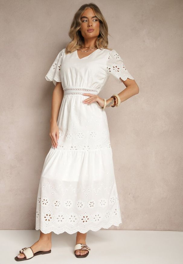 Renee - Biała Rozkloszowana Sukienka z Bawełny z Haftowanymi Zdobieniami w Stylu Boho Efrivina. Typ kołnierza: dekolt w kształcie V. Kolor: biały. Materiał: bawełna. Długość rękawa: krótki rękaw. Wzór: aplikacja, haft. Typ sukienki: rozkloszowane. Styl: boho
