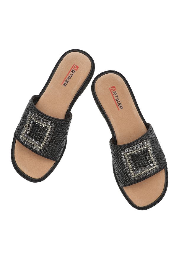 Czarne Klapki Artiker Wygodne Obuwie damskie Z Broszką. Okazja: na co dzień. Kolor: czarny. Materiał: skóra ekologiczna. Wzór: aplikacja. Styl: klasyczny, casual, elegancki