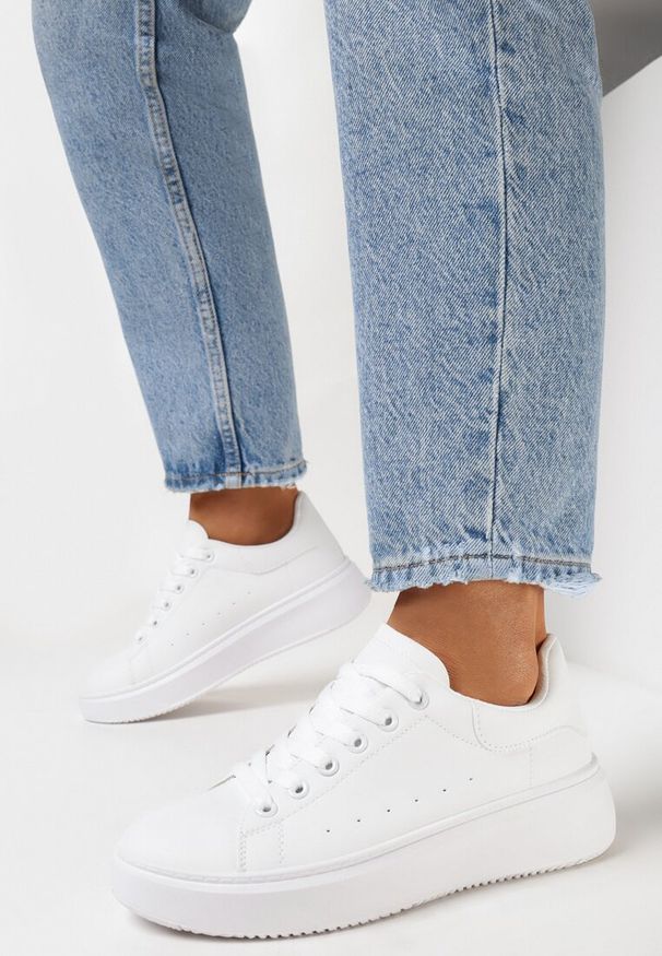 Born2be - Białe Sznurowane Sneakersy o Klasycznym Fasonie na Grubej Podeszwie Cataria. Okazja: na co dzień, na spotkanie biznesowe. Zapięcie: sznurówki. Kolor: biały. Materiał: bawełna, jeans