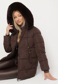Born2be - Brązowa Pikowana Kurtka z Kapturem z Futerkiem w Klasycznym Stylu Mindrie. Okazja: na spacer, na co dzień. Typ kołnierza: kaptur. Kolor: brązowy. Materiał: futro. Wzór: aplikacja. Styl: klasyczny #5