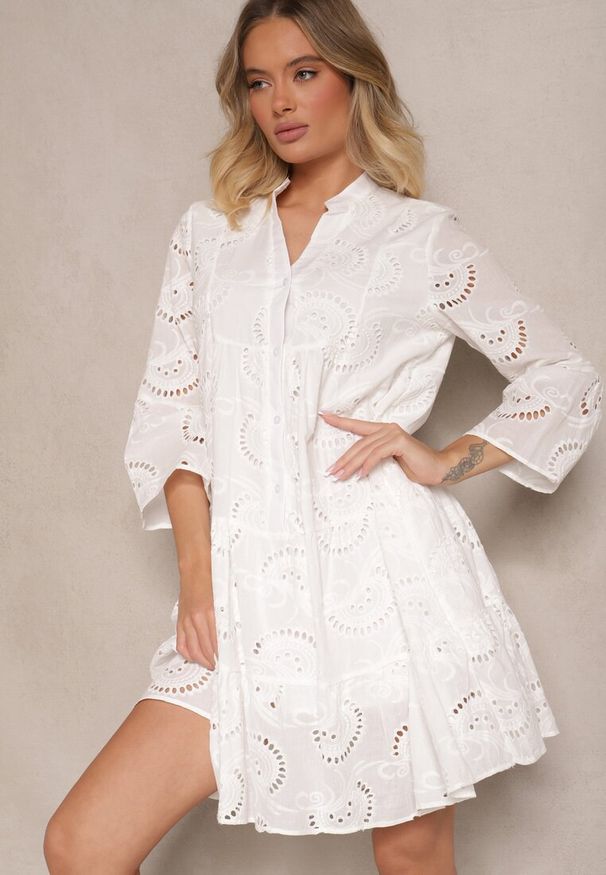 Renee - Biała Haftowana Sukienka Boho z Bawełny o Rozkloszowanym Kroju Helavira. Okazja: na co dzień. Typ kołnierza: dekolt w serek. Kolor: biały. Materiał: bawełna. Wzór: haft. Sezon: lato, wiosna. Typ sukienki: rozkloszowane. Styl: boho