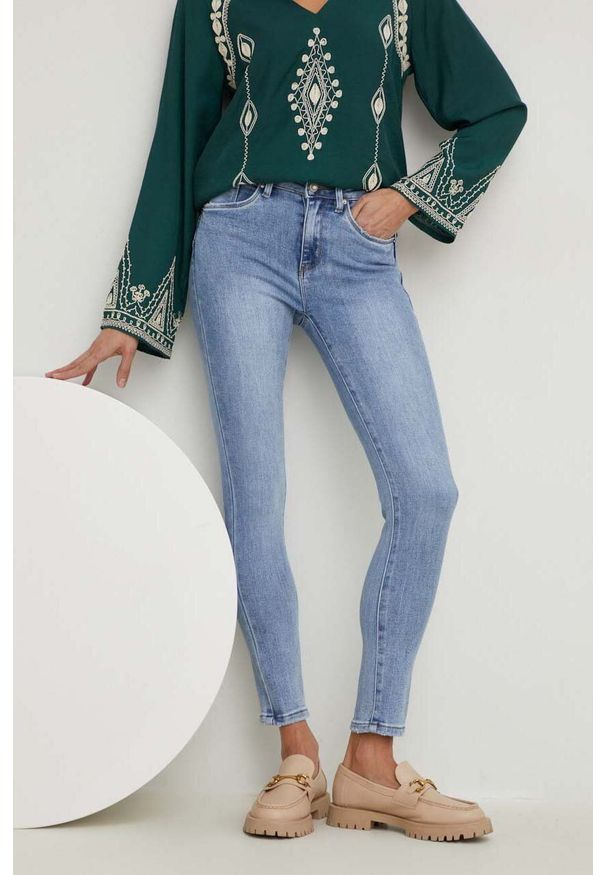 Answear Lab jeansy PREMIUM JEANS damskie medium waist. Kolor: niebieski. Styl: wakacyjny
