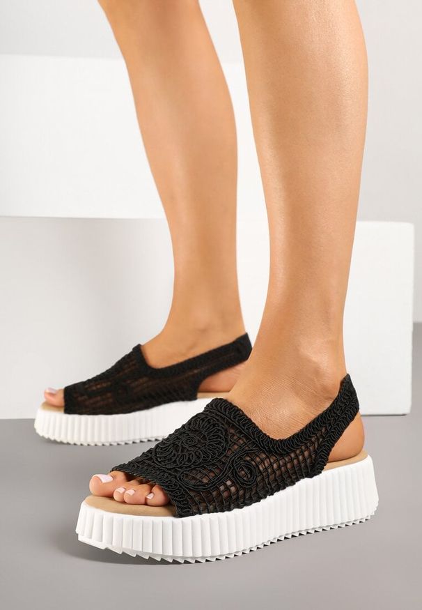 Renee - Czarne Ażurowe Sandały na Grubej Podeszwie z Tłoczeniami Tanarila. Okazja: na spacer. Kolor: czarny. Materiał: jeans. Wzór: ażurowy. Sezon: lato
