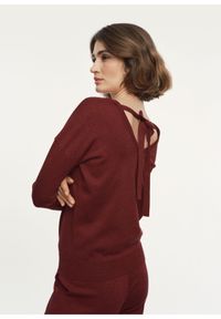 Ochnik - Sweter z wiązaniem na plecach damski. Kolor: czerwony. Materiał: wiskoza. Długość: długie. Wzór: aplikacja