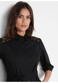 bonprix - Szmizjerka z koronką i wiązanym paskiem. Kolor: czarny. Materiał: koronka. Wzór: koronka. Typ sukienki: szmizjerki, koszulowe. Styl: elegancki #2