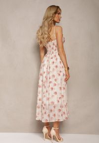 Renee - Różowo-Beżowa Sukienka z Chokerem z Kwiatem o Rozkloszowanym Kroju na Ramiączkach Kremeria. Okazja: na imprezę. Typ kołnierza: choker, dekolt w kształcie V. Kolor: różowy. Długość rękawa: na ramiączkach. Wzór: kwiaty. Styl: elegancki