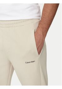 Calvin Klein Spodnie dresowe Micro Logo K10K109940 Beżowy Regular Fit. Kolor: beżowy. Materiał: bawełna