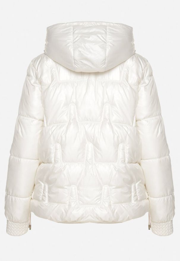 Born2be - Biała Pikowana Kurtka z Odpinanym Kapturem Wydłużonym Tyłem i Ściągaczami Zinonia. Okazja: na co dzień. Kolor: biały. Materiał: jeans, wełna, skóra. Sezon: zima, jesień. Styl: elegancki, casual