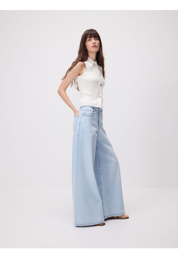 Reserved - Jeansy z szeroką nogawką - niebieski. Kolor: niebieski