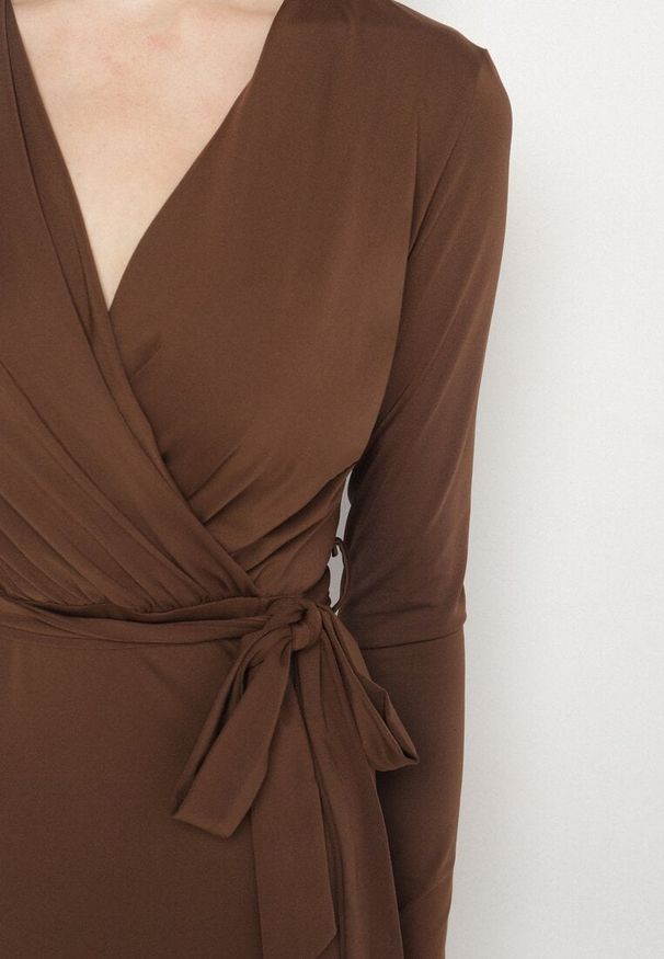 Born2be - Brązowa Sukienka Kopertowa z Wiskozą Zdobiona Rozcięciem i Wiązanym Paskiem Teslea. Okazja: na co dzień. Kolor: brązowy. Materiał: wiskoza. Wzór: aplikacja. Typ sukienki: kopertowe. Styl: klasyczny, casual, elegancki