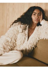 Reserved - Kardigan ze strukturalnym splotem - złamana biel. Materiał: dzianina, bawełna. Wzór: ze splotem #1