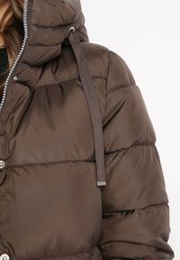 Born2be - Brązowa Pikowana Kurtka Płaszcz z Regulowaną Długością Maakana. Kolor: brązowy. Materiał: jeans. Sezon: jesień, wiosna. Styl: klasyczny, elegancki #5