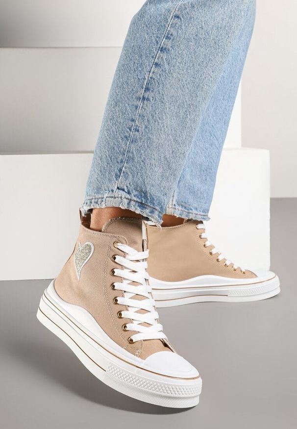 Born2be - Ciemnobeżowe Trampki na Grubej Podeszwie z Sercem Ellivasa. Okazja: na co dzień, na spacer. Zapięcie: sznurówki. Kolor: beżowy. Materiał: jeans. Szerokość cholewki: normalna. Wzór: aplikacja. Styl: klasyczny, sportowy, casual, elegancki