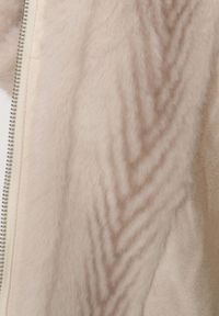 Born2be - Jasnobeżowy Futrzany Płaszcz z Wiązanym Paskiem i Ozdobnymi Sprzączkami Felryna. Okazja: na co dzień. Kolor: beżowy. Materiał: futro. Styl: klasyczny, casual, elegancki #7