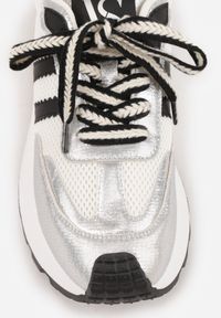 Born2be - Biało-Srebrne Sznurowane Sneakersy Vices na Grubej Podeszwie z Metaliczną Wstawką Nelenia. Okazja: na spacer, na co dzień. Kolor: biały. Materiał: jeans. Sport: turystyka piesza #2