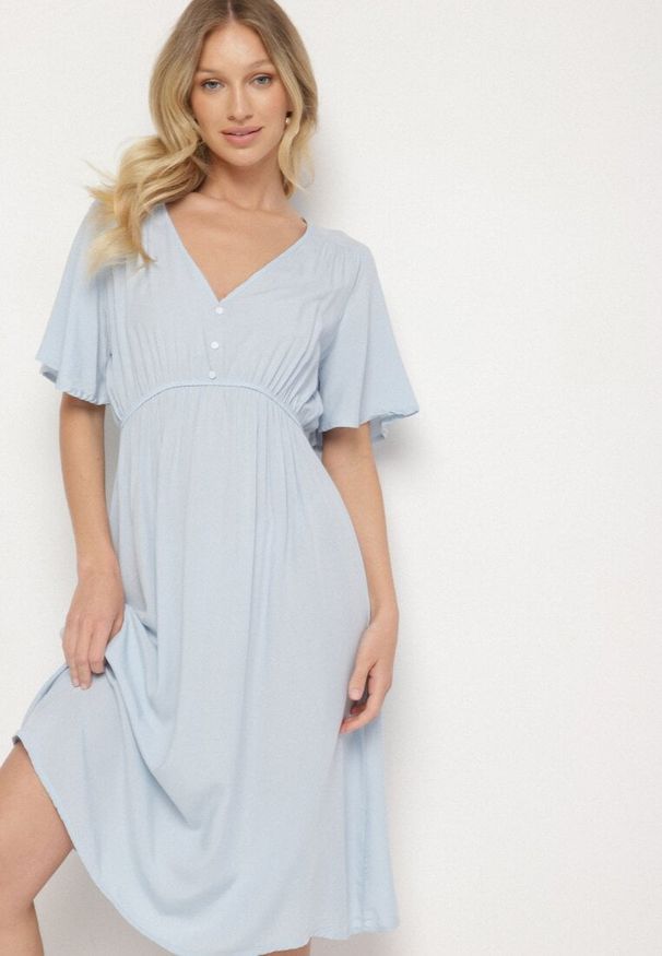 Born2be - Jasnoniebieska Bawełniana Sukienka o Rozkloszowanym Fasonie Liranelle. Okazja: na co dzień. Typ kołnierza: dekolt w kształcie V. Kolor: niebieski. Materiał: bawełna. Długość rękawa: krótki rękaw. Sezon: lato. Typ sukienki: rozkloszowane. Styl: casual, elegancki