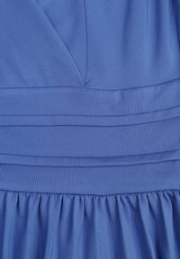 Renee - Niebieska Sukienka z Kopertowym Dekoltem i Plisowanym Dołem Anamarie. Kolor: niebieski. Długość rękawa: bez rękawów. Typ sukienki: kopertowe. Długość: midi #8