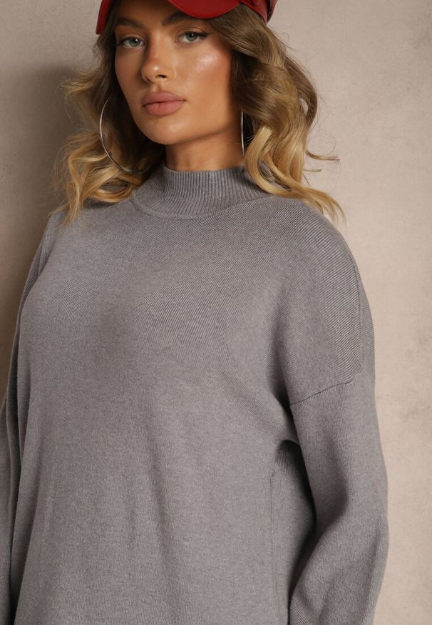 Renee - Szara Pudełkowa Sukienka z Półgolfem Wełną i Bawełną Gilara. Okazja: na co dzień, na spotkanie biznesowe. Kolor: szary. Materiał: wełna, bawełna. Długość rękawa: długi rękaw. Typ sukienki: proste. Styl: klasyczny, casual, elegancki, biznesowy