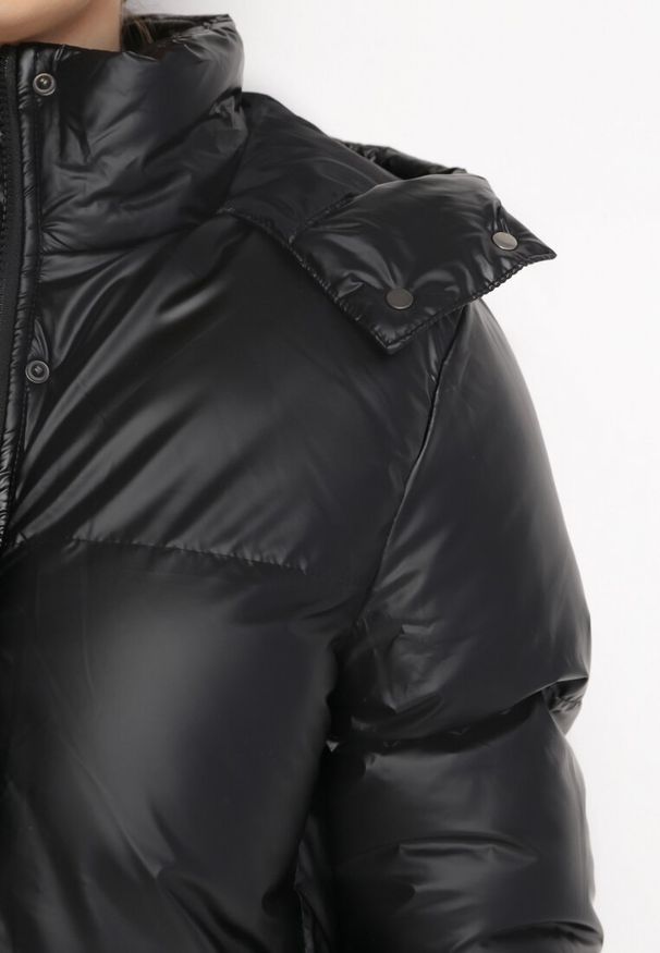 Born2be - Czarna Kurtka Pikowana z Kapturem i Ściągaczem Harco. Typ kołnierza: kaptur. Kolor: czarny. Wzór: aplikacja. Styl: elegancki