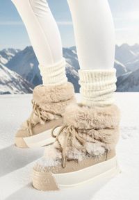 Born2be - Ciemnobeżowe Wsuwane Śniegowce na Platformie z Futerkiem i Sznurowaniem Ettarie. Okazja: na co dzień, na spacer. Zapięcie: bez zapięcia. Kolor: beżowy. Materiał: futro. Sezon: zima. Obcas: na platformie. Styl: casual #1