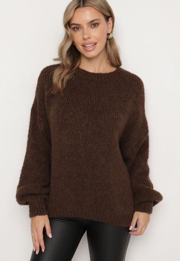 Born2be - Brązowy Sweter o Klasycznym Prostym Kroju z Domieszką Wełny i Wiskozy Sezisya. Okazja: na co dzień. Kolor: brązowy. Materiał: wełna, wiskoza. Długość rękawa: długi rękaw. Długość: długie. Wzór: aplikacja. Sezon: zima, jesień. Styl: klasyczny