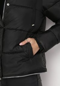 Born2be - Czarna Pikowana Kurtka Płaszcz z Regulowaną Długością Maakana. Kolor: czarny. Materiał: jeans, tkanina. Sezon: zima, jesień, wiosna. Styl: klasyczny, elegancki #3