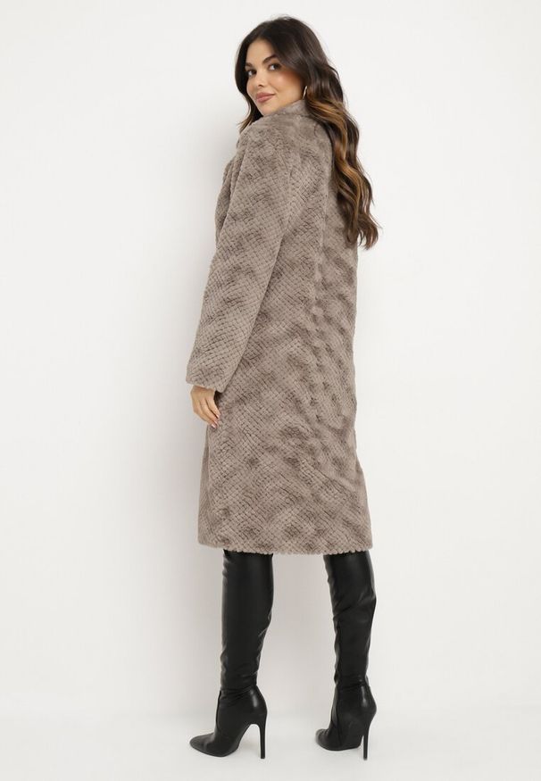 Born2be - Szary Płaszcz z Pikowanym Futerkiem i Wsuwanymi Kieszeniami Vertika. Okazja: na co dzień. Kolor: szary. Materiał: futro. Długość rękawa: długi rękaw. Długość: długie. Styl: wizytowy, casual