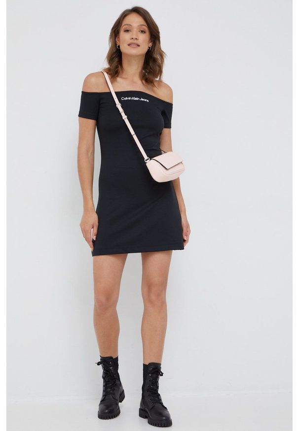 Calvin Klein Jeans sukienka kolor czarny mini dopasowana. Kolor: czarny. Materiał: dzianina, włókno. Długość rękawa: krótki rękaw. Typ sukienki: dopasowane. Długość: mini