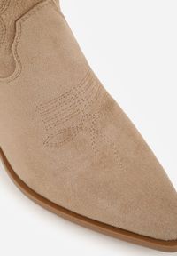 Renee - Ciemnobeżowe Ażurowe Botki Kowbojki na Stożku z Imitacji Zamszu Hephiane. Kolor: beżowy. Materiał: zamsz. Wzór: ażurowy. Obcas: na stożku. Styl: boho. Wysokość obcasa: średni #4