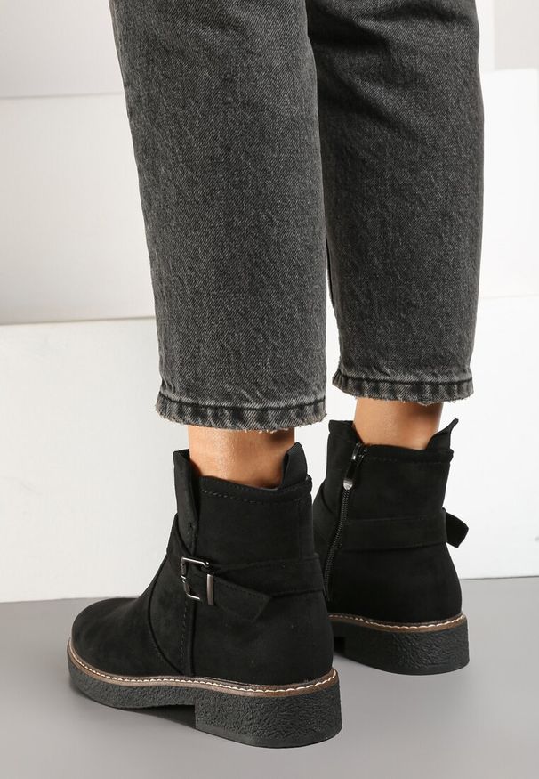 Born2be - Czarne Płaskie Botki Ozdobione Paskiem z Klamrą Fioritina. Okazja: na co dzień. Zapięcie: klamry. Kolor: czarny. Materiał: jeans, materiał. Wzór: aplikacja. Obcas: na obcasie. Styl: klasyczny, casual