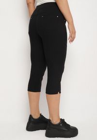 Born2be - Czarne Spodnie z Bawełny o Kroju Capri Dolonisa. Okazja: na co dzień. Kolor: czarny. Materiał: bawełna. Styl: młodzieżowy, elegancki, casual #7