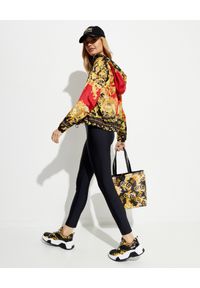 Versace Jeans Couture - VERSACE JEANS COUTURE - Kurtka z kapturem. Typ kołnierza: kaptur. Kolor: czarny. Długość rękawa: długi rękaw. Długość: długie. Wzór: nadruk #2