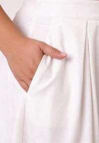 Born2be - Biała Rozkloszowana Spódnica z Wysokim Stanem Ismotis. Okazja: na co dzień. Stan: podwyższony. Kolekcja: plus size. Kolor: biały. Styl: casual #7