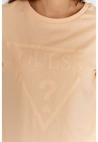 Guess - GUESS Brzoskwiniowy t-shirt damski bawełniany z trójkątnym logo, Rozmiar S. Kolor: pomarańczowy. Materiał: bawełna