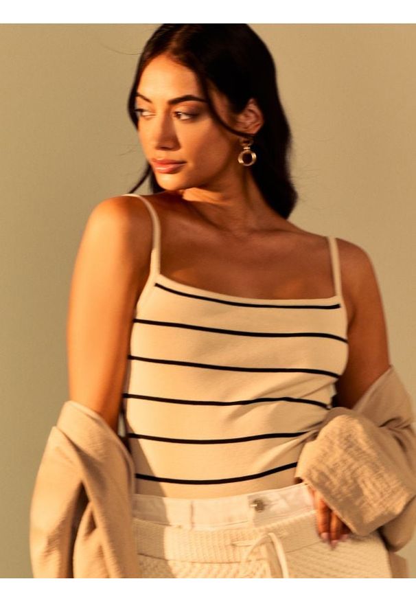 Sinsay - Prążkowany top na ramiączkach w paski - wielobarwny. Materiał: prążkowany. Długość rękawa: na ramiączkach. Wzór: paski