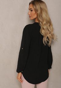Renee - Czarna Bluzka z Guzikami z Tkaniny Plumeti Jorale. Kolor: czarny. Materiał: tkanina. Styl: elegancki