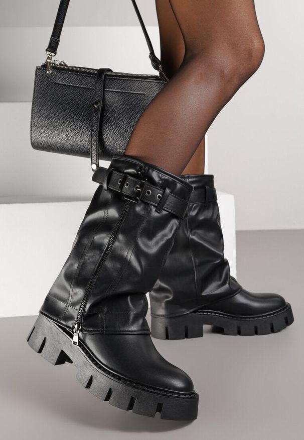 Renee - Czarne Botki Biker Boots z Cholewką Imitującą Nogawkę z Klamerką Veresta. Kolor: czarny. Materiał: koronka. Szerokość cholewki: normalna. Wzór: aplikacja
